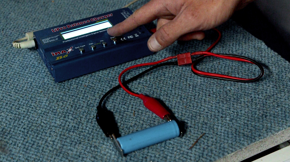 Lampe solaire batteries lithium r cup r es R cup ration de batteries 4 - De charger cellules IMax .jpg