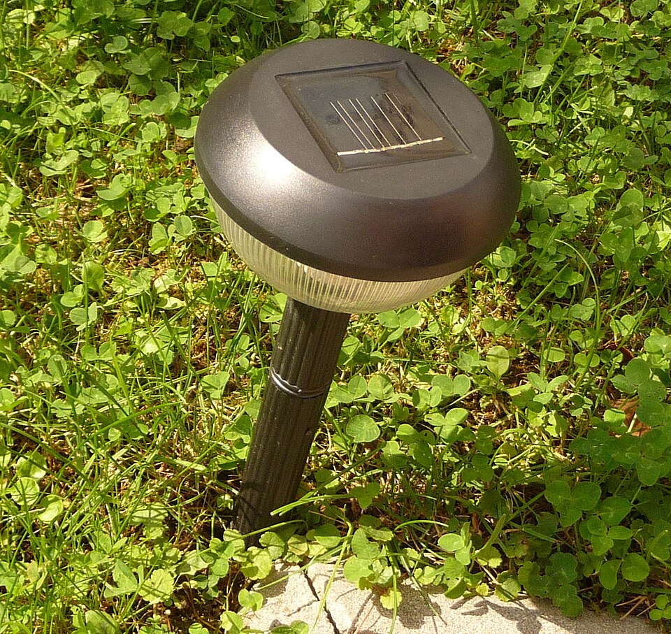 Solar cell-powered light (2).jpg